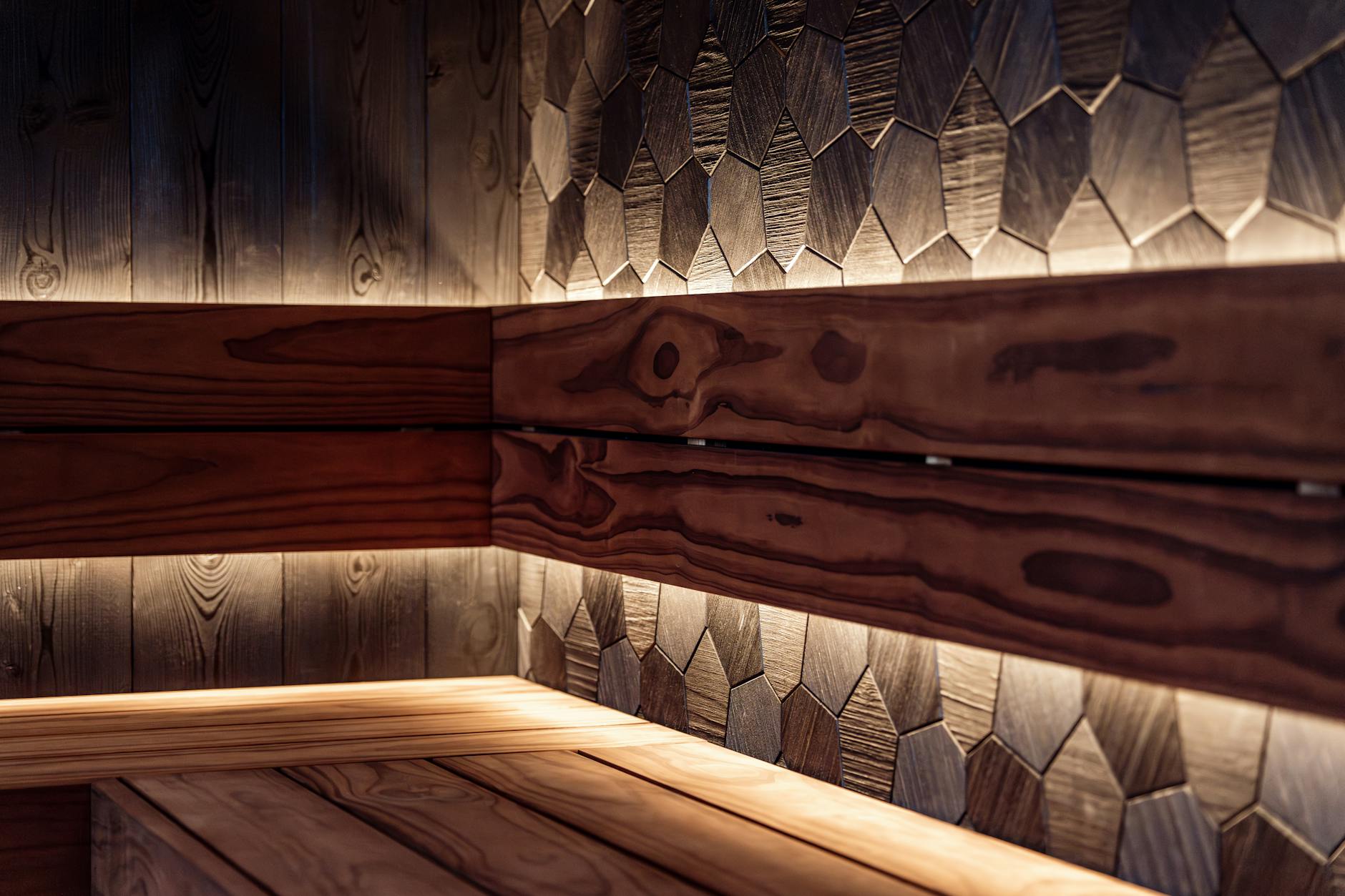 Domowa sauna w stylu nordyckim z nastrojowym oświetleniem LED