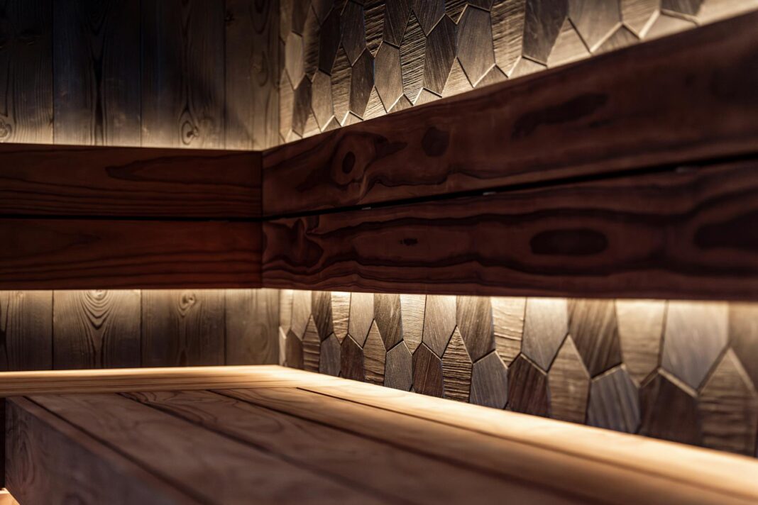Nowoczesna sauna w stylu nordyckim oświetlona lampami LED