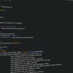 Zbliżenie ekranu komputera z kodem Pythona do nauki machine learning