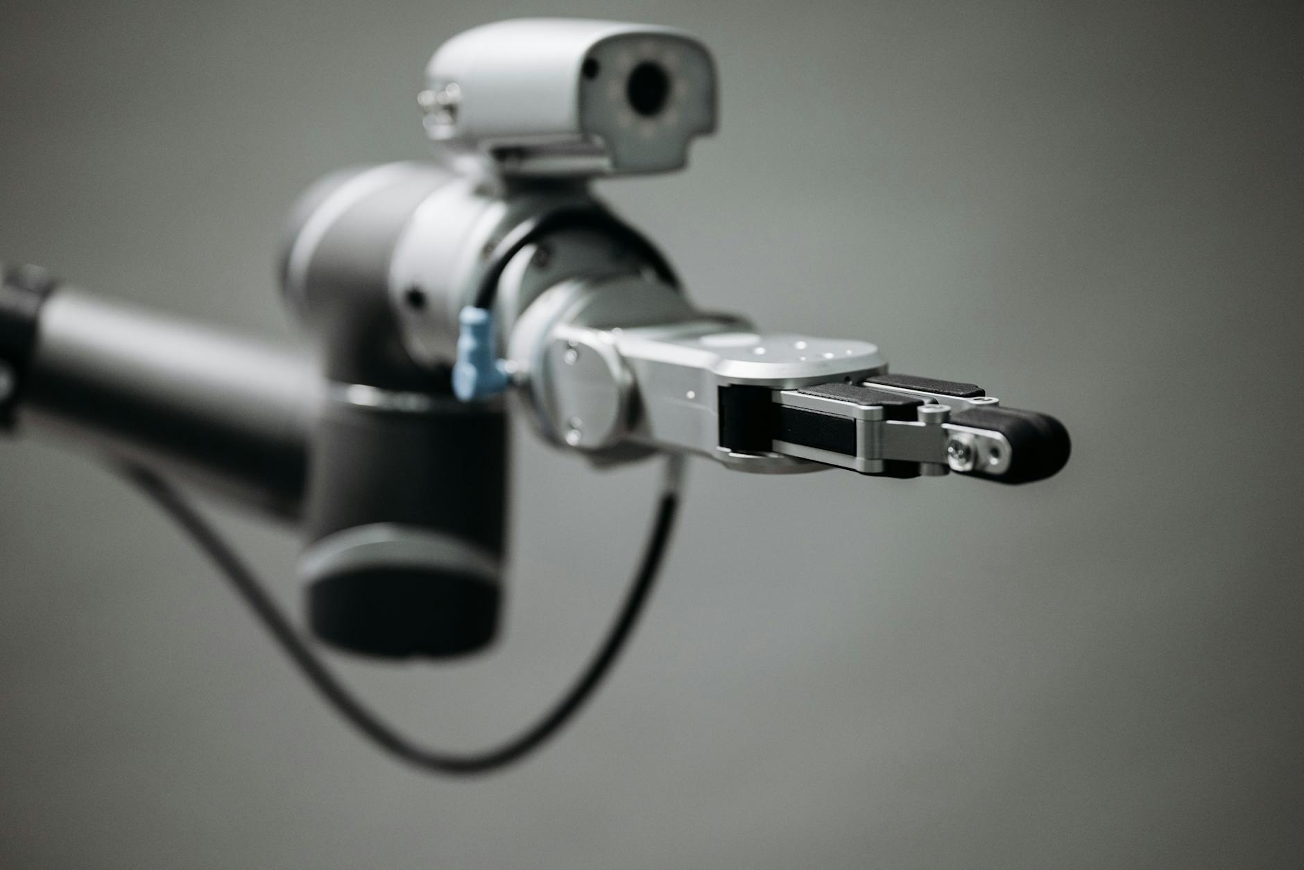 Zbliżenie na ramię robota prezentujące zaawansowaną technologię