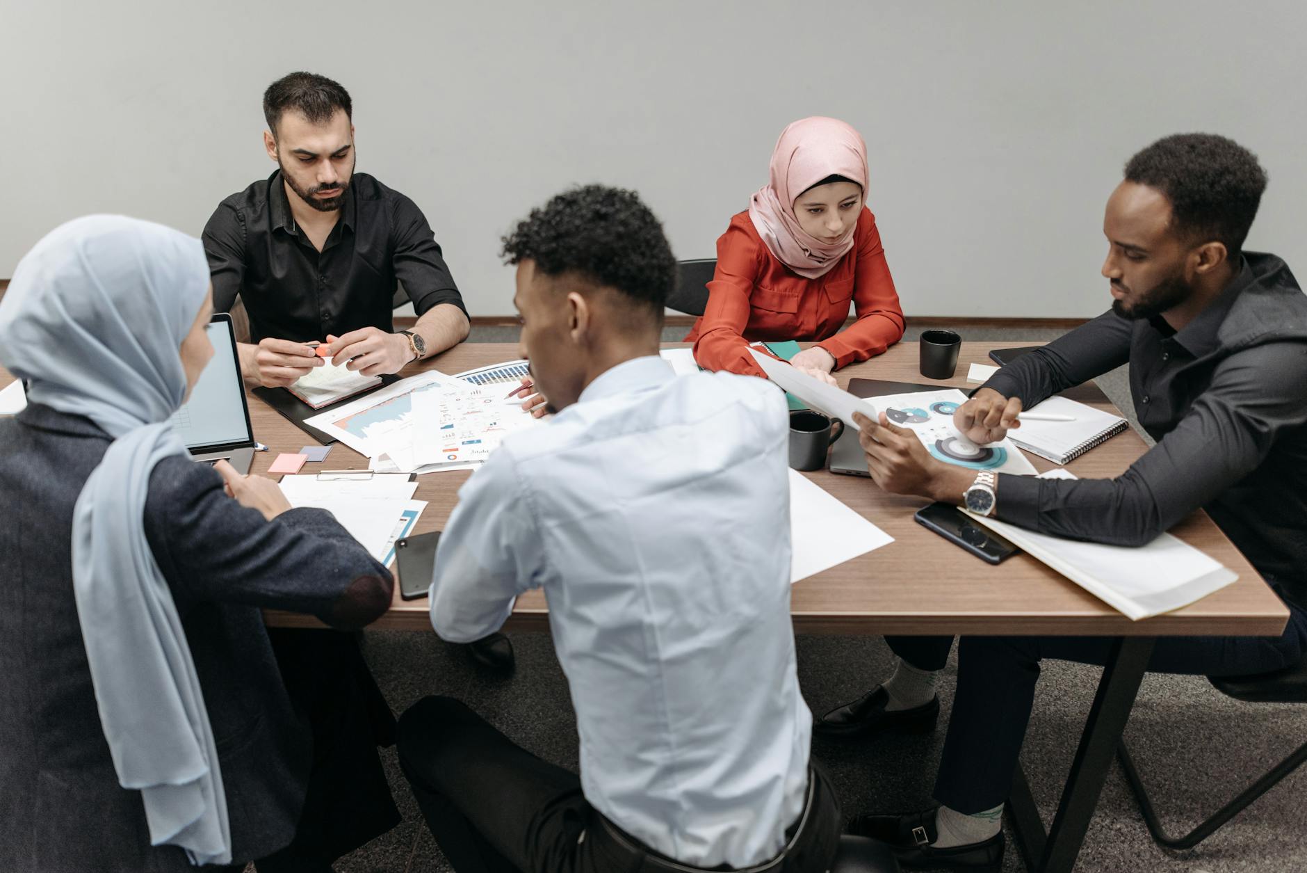 Różnorodny zespół specjalistów omawia projekt open source w biurze