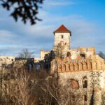 Ruiny zamku Tenczyn w Tenczynku na tle błękitnego nieba