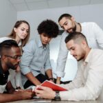 Zespół projektowy open source omawia pomysły przy biurowym stole