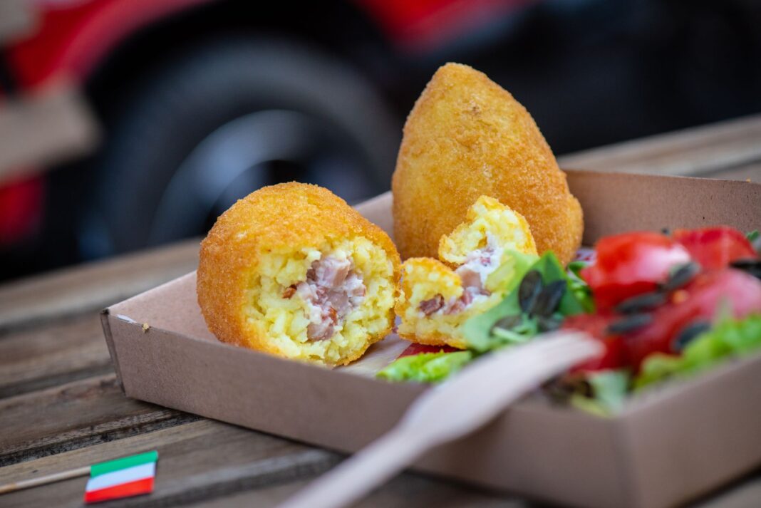 Arancini sicilijskie z sałatką w naturalnym świetle na zewnątrz