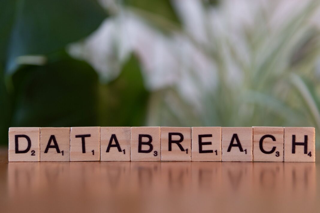 Kafle Scrabble układające się w napis data breach na rozmytym tle Kafle Scrabble układające się w napis data breach na rozmytym tle