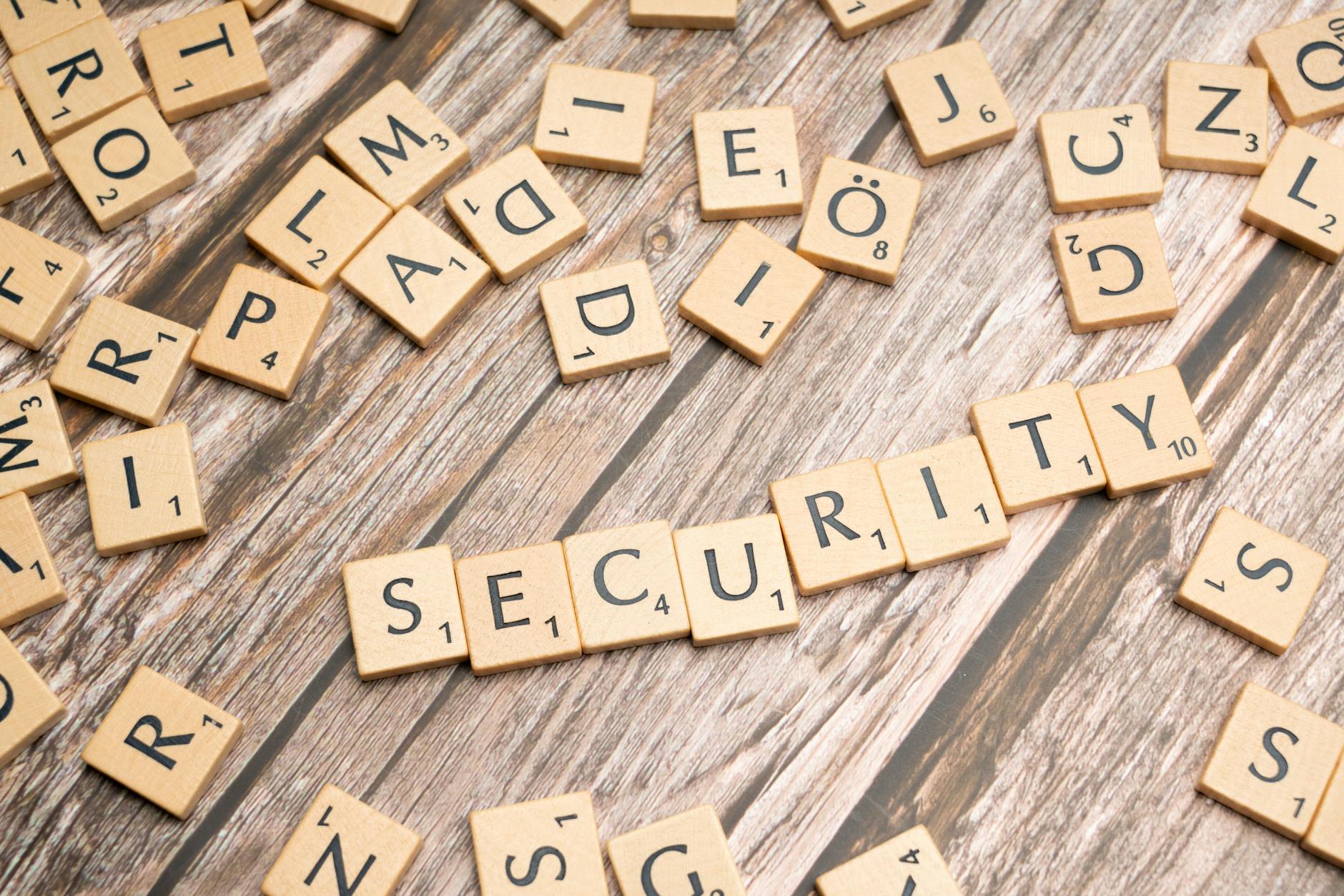 Kafle z literami układające się w słowo security na drewnianym tle