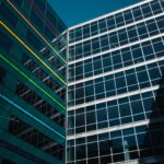 Jak wybrać lokal usługowy w centrum Katowic: kluczowe kryteria dla inwestorów i przedsiębiorców Nowoczesne budynki usługowe w centrum miasta na tle błękitnego nieba