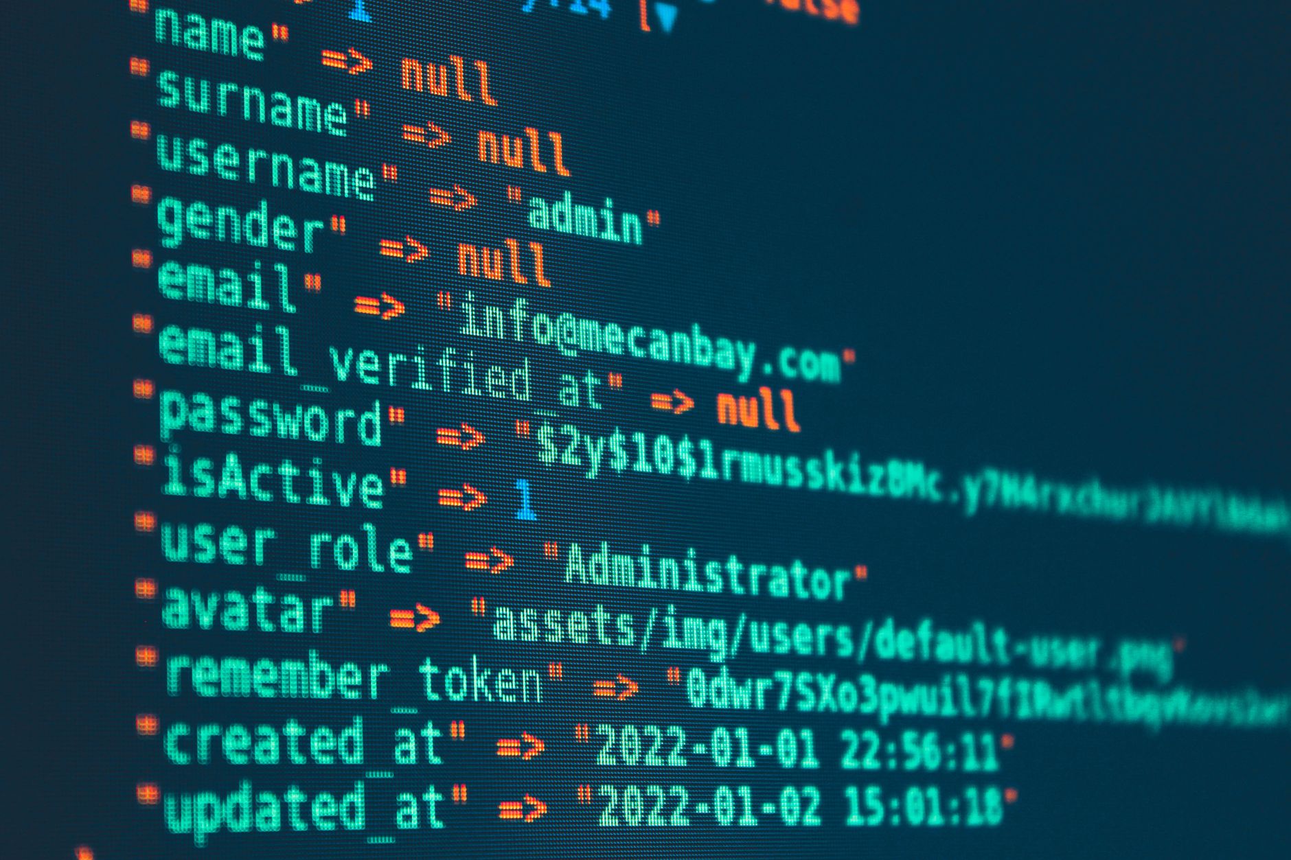 Zbliżenie kolorowego kodu Java na monitorze w trakcie analizy bezpieczeństwa