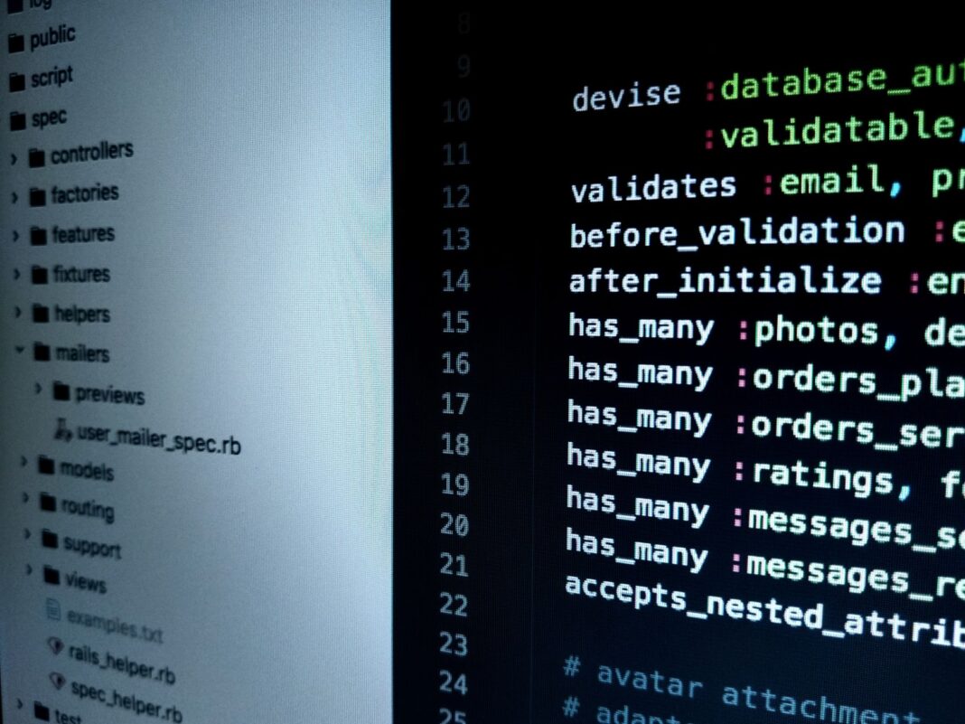 Zbliżenie na kod frameworka webowego na ekranie programisty Zbliżenie na kod frameworka webowego na ekranie programisty