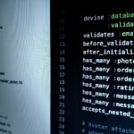 Jak nowe wersje frameworków Java wpływają na bezpieczeństwo aplikacji webowych Zbliżenie na kod frameworka webowego na ekranie programisty