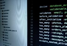 Zbliżenie na kod frameworka webowego na ekranie programisty