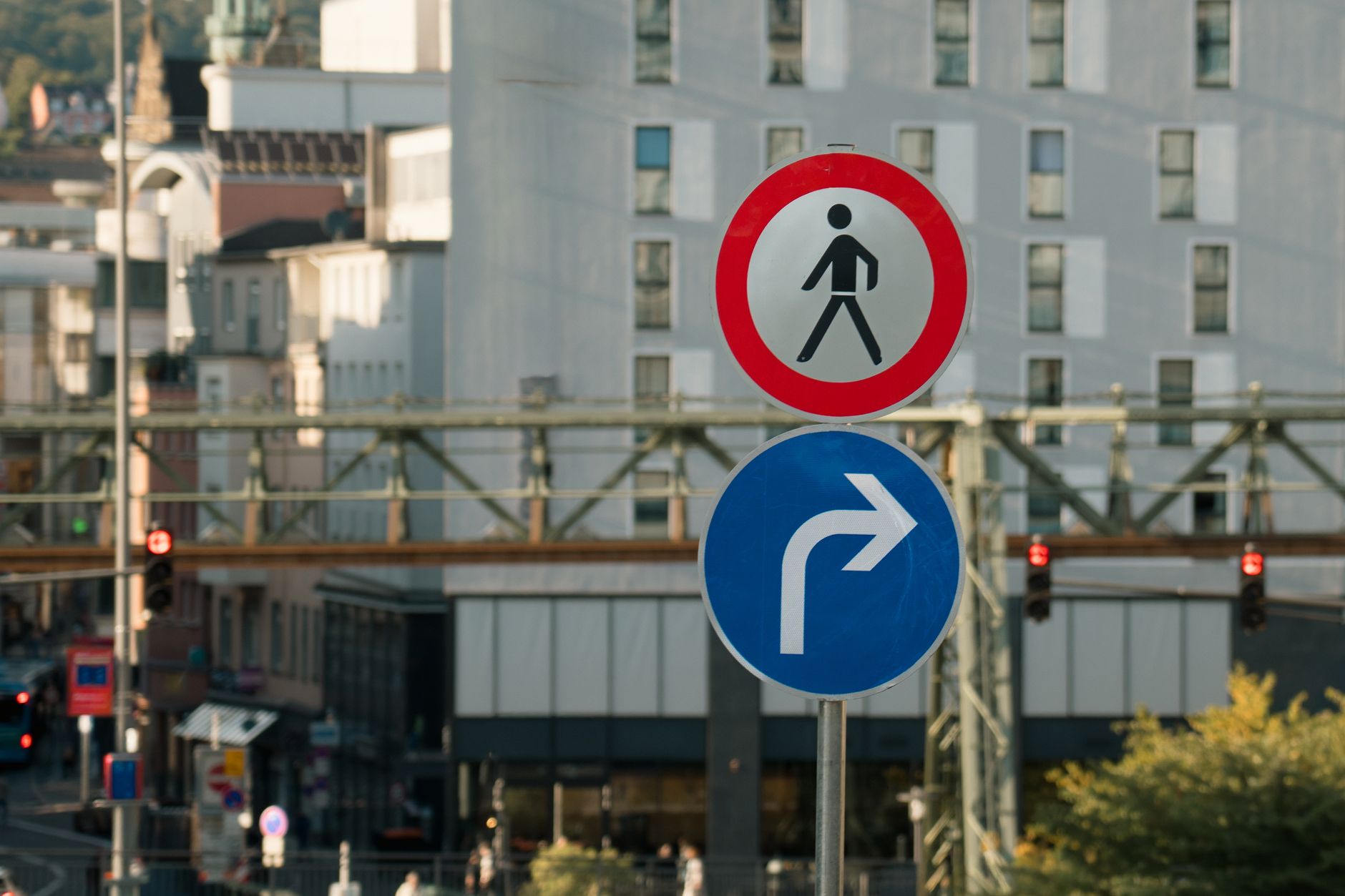 Znak zakazu ruchu pieszych i nakazu skrętu w prawo w mieście UE