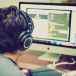 Komputer dla programisty Python i AI konfiguracja pod Jupyter Docker i szyfrowanie Programista w słuchawkach przy komputerze z dwoma monitorami