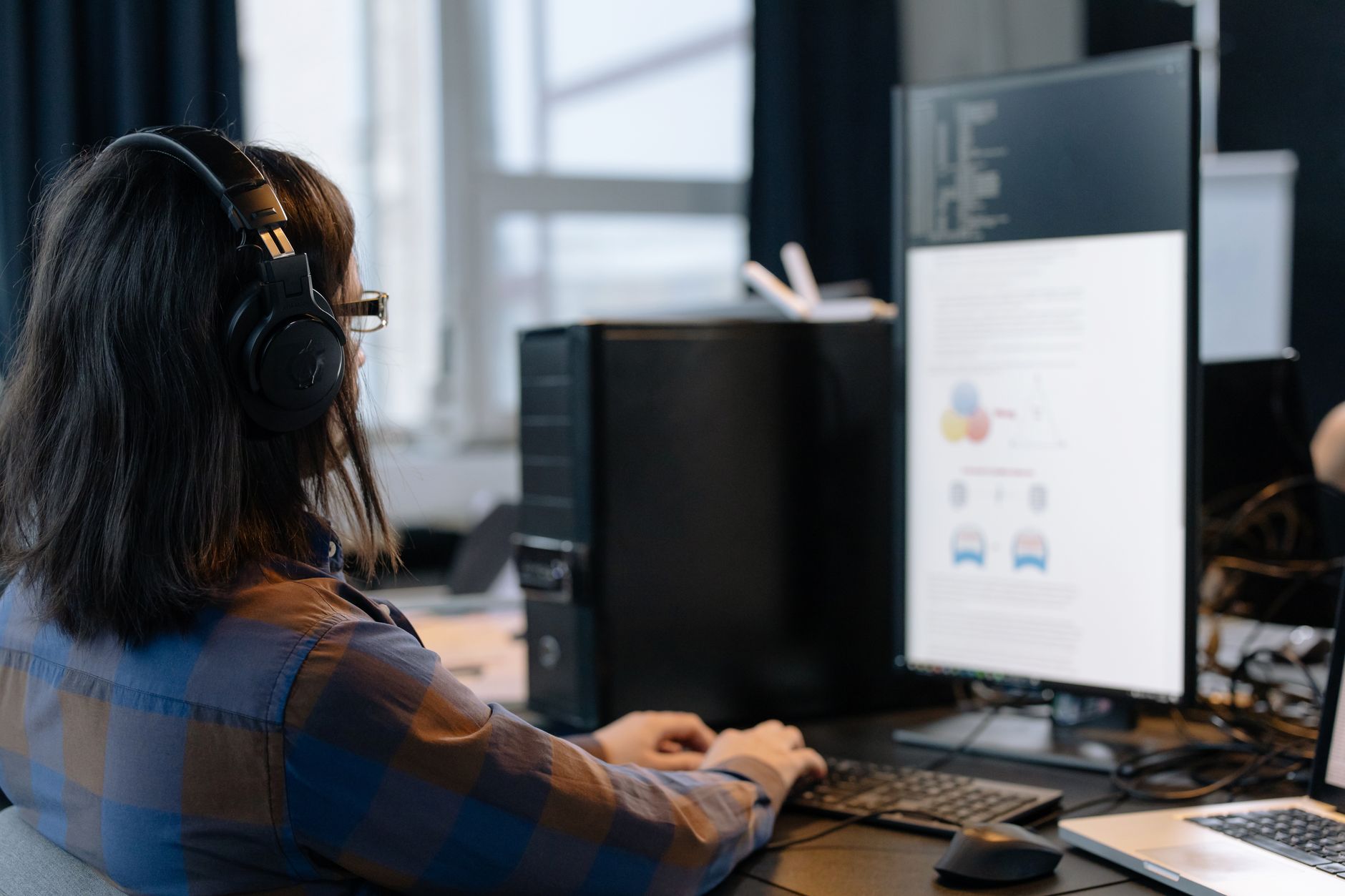 Specjalista IT pracujący przy komputerze w nowoczesnym biurze